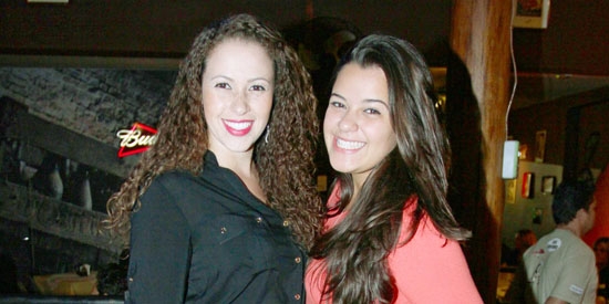 Nayara Cardoso e Helô Egidio em point na avenida Champagnat